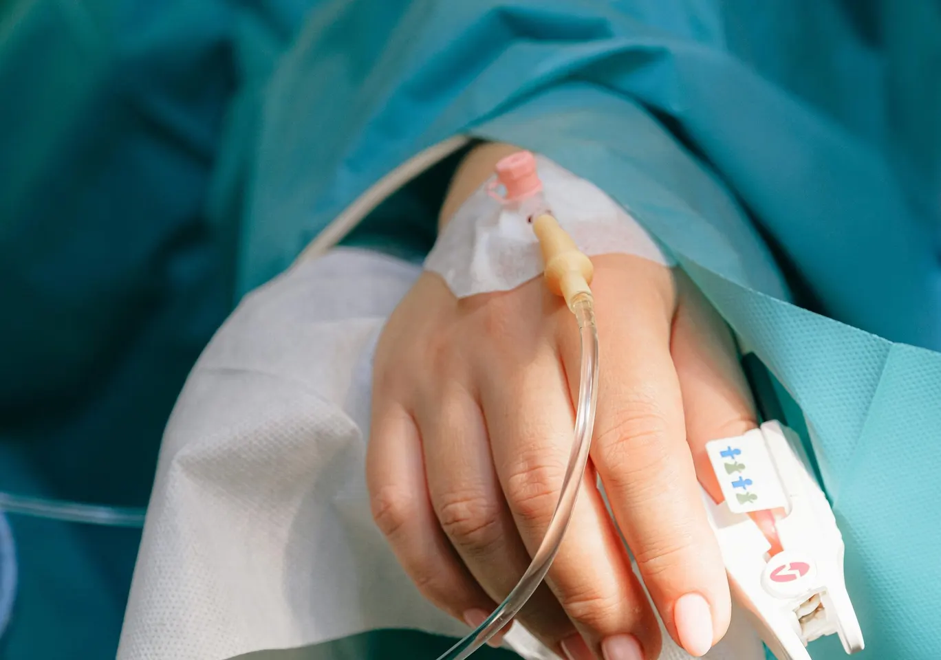 Detoks alkoholowy Lębork: dłoń z wenflonem i pulsoksymetrem pod nadzorem