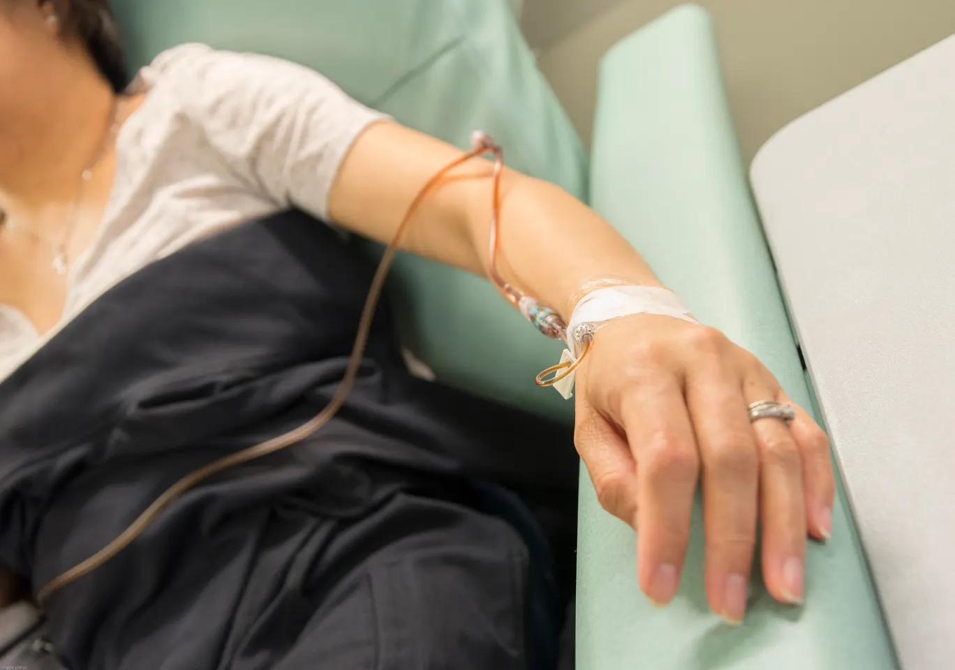 Kroplówki witaminowe Miastko: ręka z podłączoną linią infuzyjną w trakcie zabiegu